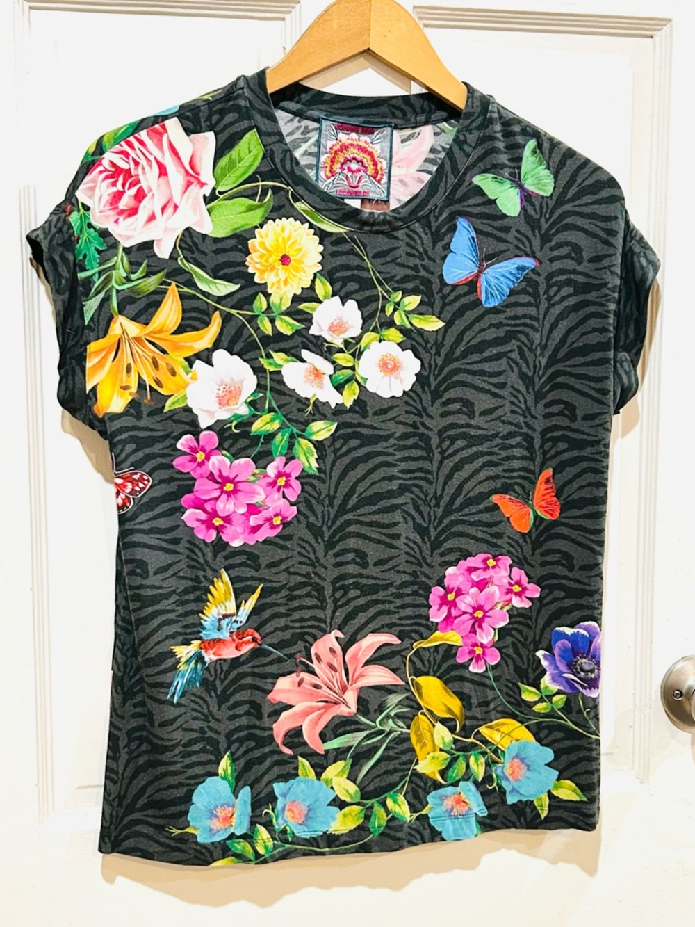 JOHNNY WAS Blooming Breeze Boho Graphic T-Shirt Zebra Floral Butterfly XS - Picture 5 of 10